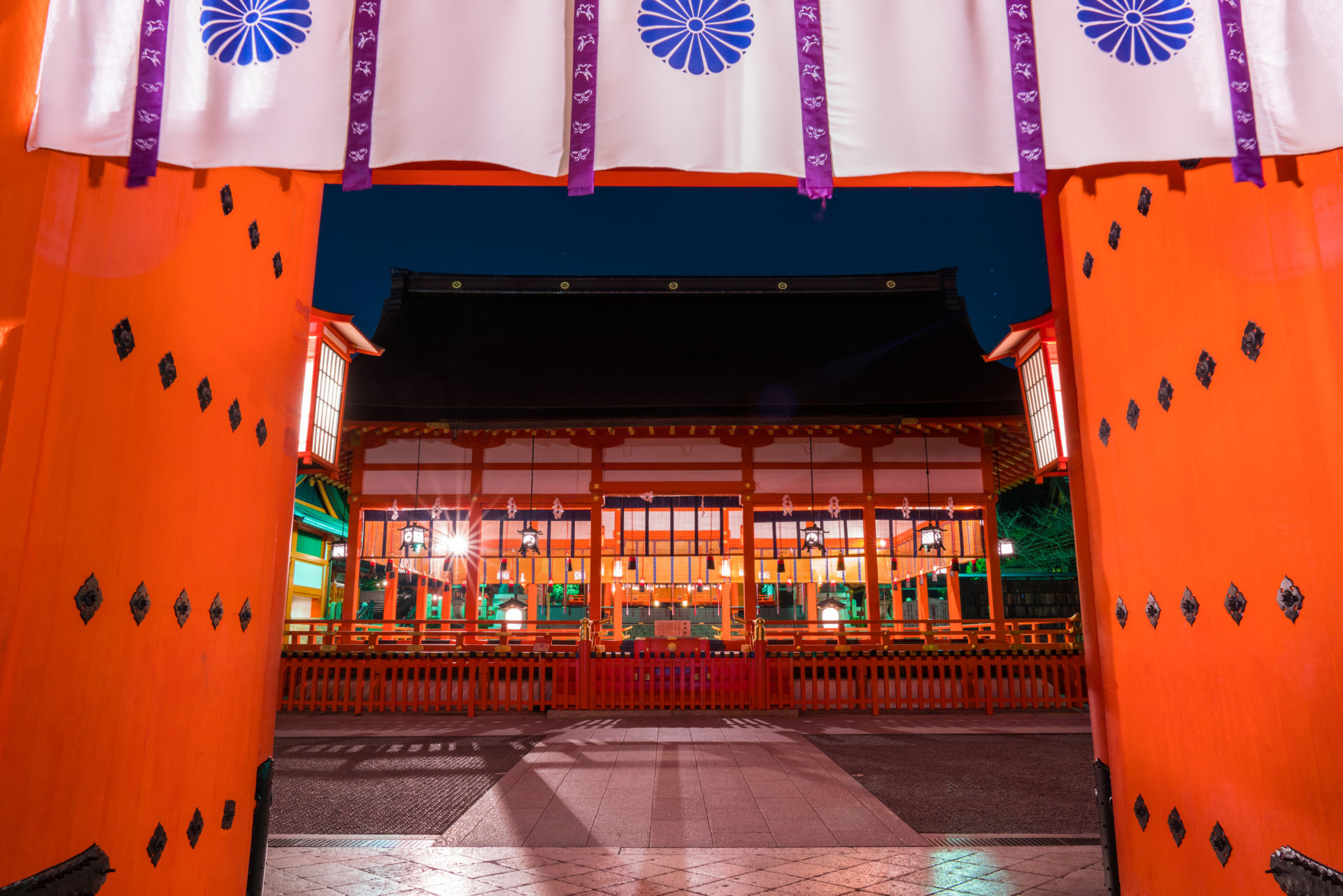 京都　伏見稲荷大社の夜景　